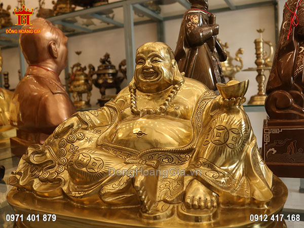 Trong Phật giáo Tây Tạng, Phật Di Lặc được thờ cúng vô cùng rộng rãi. Ở hiện đại, hình ảnh vị Phật này cũng hiện hữu khắp mọi nơi từ tư gia đến nhà hàng, khách sạn